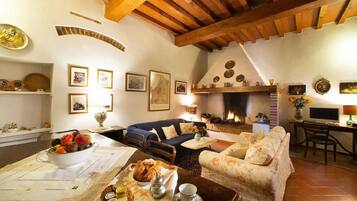 Smart-TV, Kamin, Bücher