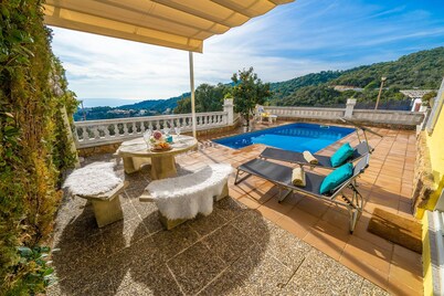 VILLA VISTA LUX, PRIVATE URBANIZATION WITH POOL AND A/C
