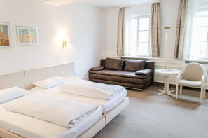 Minibar, desk, free WiFi, bed sheets - Hotel Goldner Stern (Koenigsberg in Bayern)