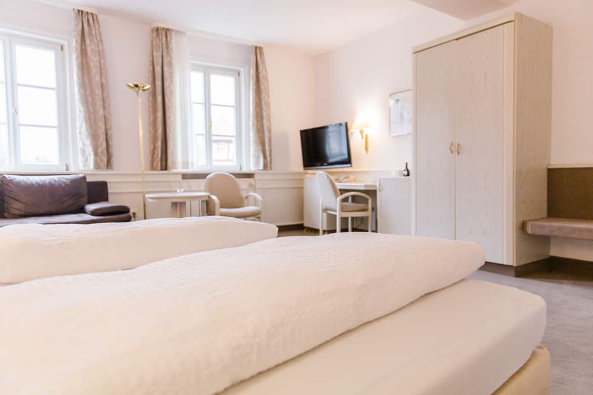 Een minibar, een bureau, gratis wifi, beddengoed