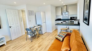 32-inch flat-screen TV with digital channels, TV, Netflix - SA Today Apartments Guildford (Guildford)
