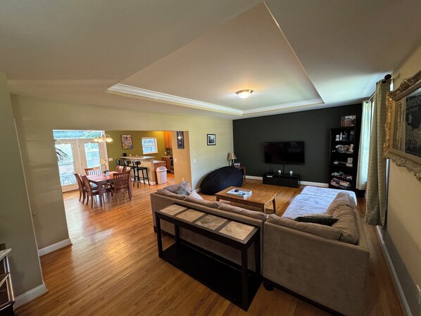 Smart-TV, Videospiele, DVD-Player, Tischtennisplatte