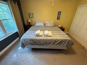 2 عدّة غرف نوم ومكتب ومكواة/لوح كي وسرير سفر