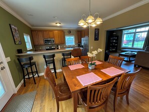 Dining - comfy, open floorplan within walking distance of Maplewood (St. Louis)