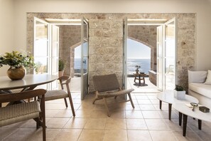 32-英寸纯平电视 （配备卫星频道）、电视