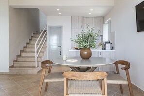 32-英寸纯平电视 （配备卫星频道）、电视