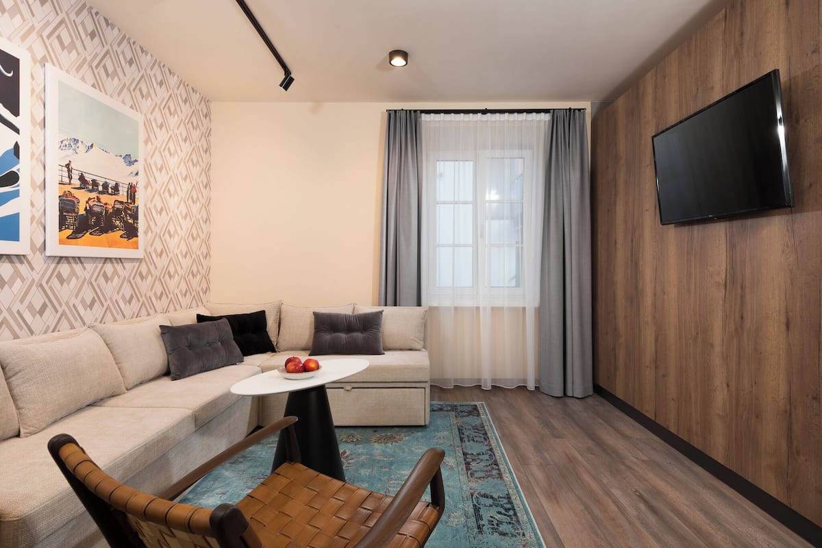 One Bedroom Apartment Open Plan | Woonruimte | Een 42-inch smart-tv met kabelzenders, een televisie en Netflix