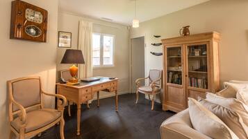 TV connectée, table de tennis de table, livres, chaßne hi-fi