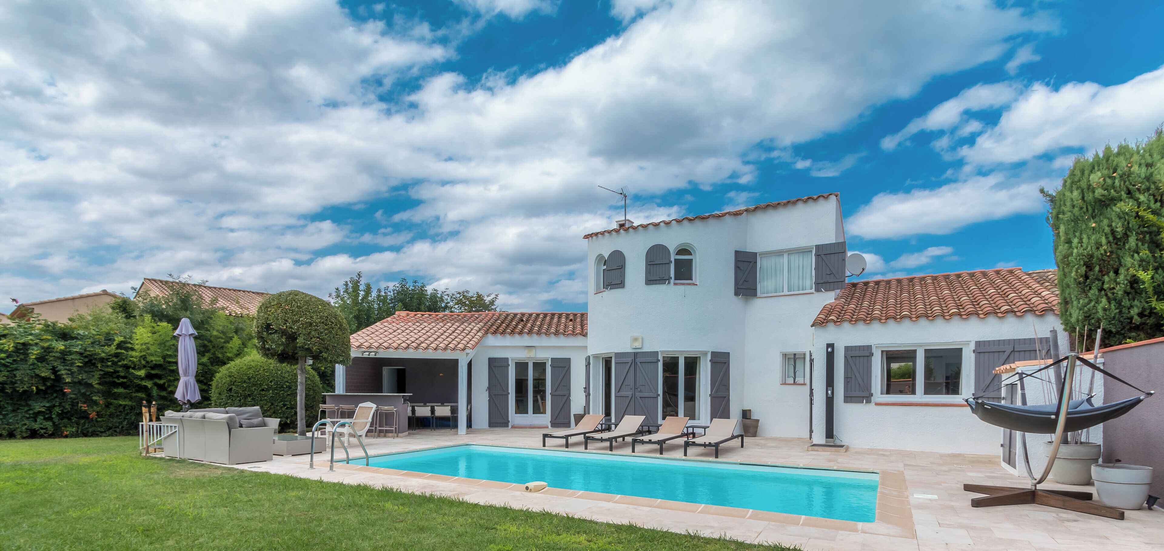 Een buitenzwembad en een verwarmd zwembad