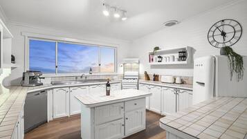 Frigorífic, microones, forn i placa de cuina