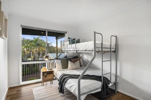 5 bedrooms, iron/ironing board, free WiFi, bed sheets