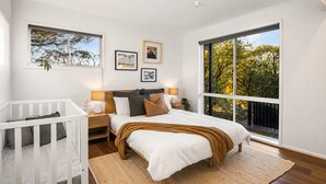 5 bedrooms, iron/ironing board, free WiFi, bed sheets - Valentine Sandcastles: Your Group Beach Escape! (Rye)