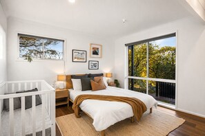 5 bedrooms, iron/ironing board, WiFi (free), bed sheets