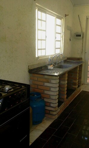 Fridge, microwave, oven, stovetop - HOLIDAY COTTAGE (Mairiporã)