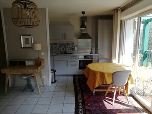 Fridge, oven, stovetop, coffee/tea maker