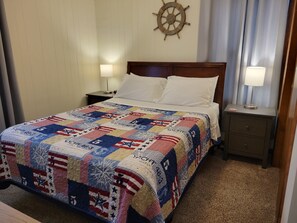 2 chambres, fer et planche à repasser, lit de bébé portatif