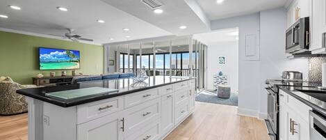 冷蔵庫、電子レンジ、オーブン、コンロ