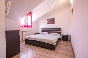 2 bedrooms, iron/ironing board, travel cot, WiFi
