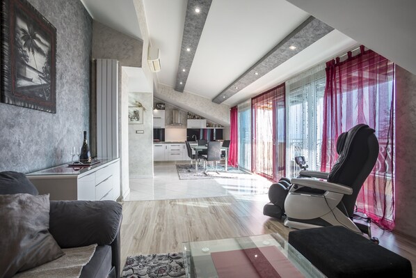 TV, fireplace