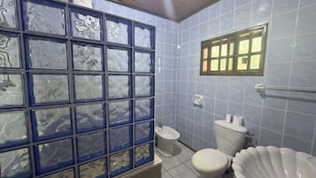 Secador de pelo, toallas, jabón y papel higiénico
