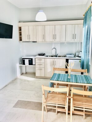 Appartement Familial | Coin séjour | TV connectée de 32 pouces avec chaînes par satellite, télévision