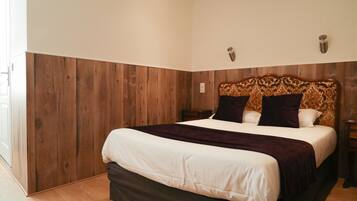 Habitación doble clásica | Ropa de cama de alta calidad y escritorio