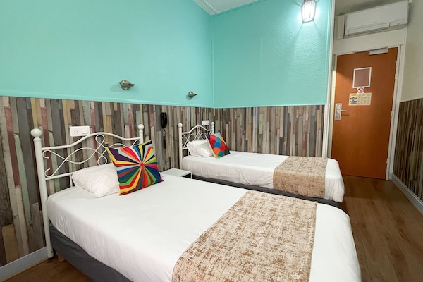 Habitación con 2 camas individuales | Ropa de cama de alta calidad y escritorio