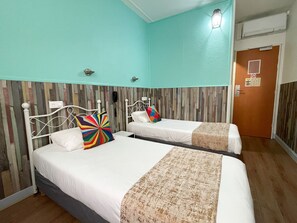 Ropa de cama de alta calidad y escritorio 