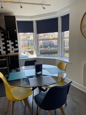 Luxury-Apartment, eigenes Bad, Blick auf den Jachthafen (2-Bedroom Lux Apartment) | Speisen
