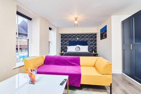 Premium Apartment, Private Bathroom, Marina View (3 -Bedroom Lux Apartment) | Lounge - Whitby Bridge Luxury Apartments (Whitby)