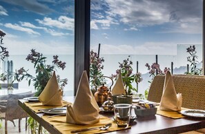 Serviço de café da manhã, almoço, jantar; vistas para o jardim