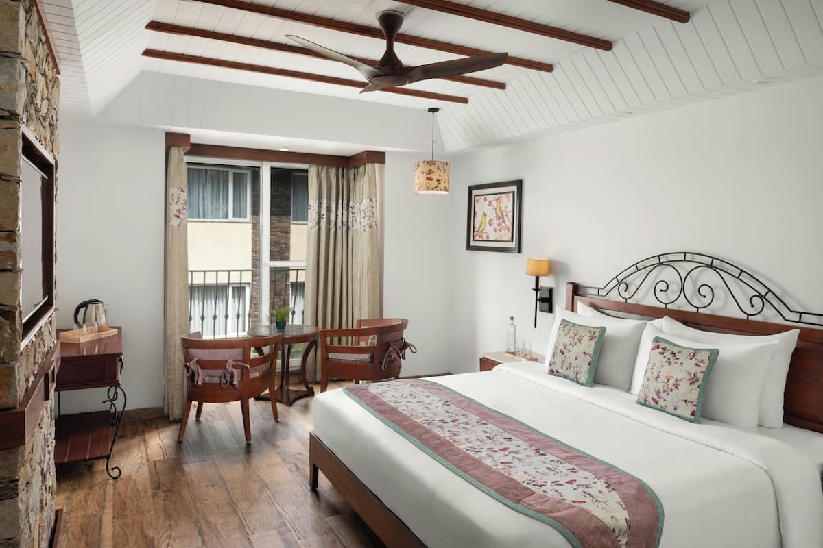 Huone, 1 suuri parisänky (No View) | Ylelliset vuodevaatteet, tallelokero huoneessa, työpöytä