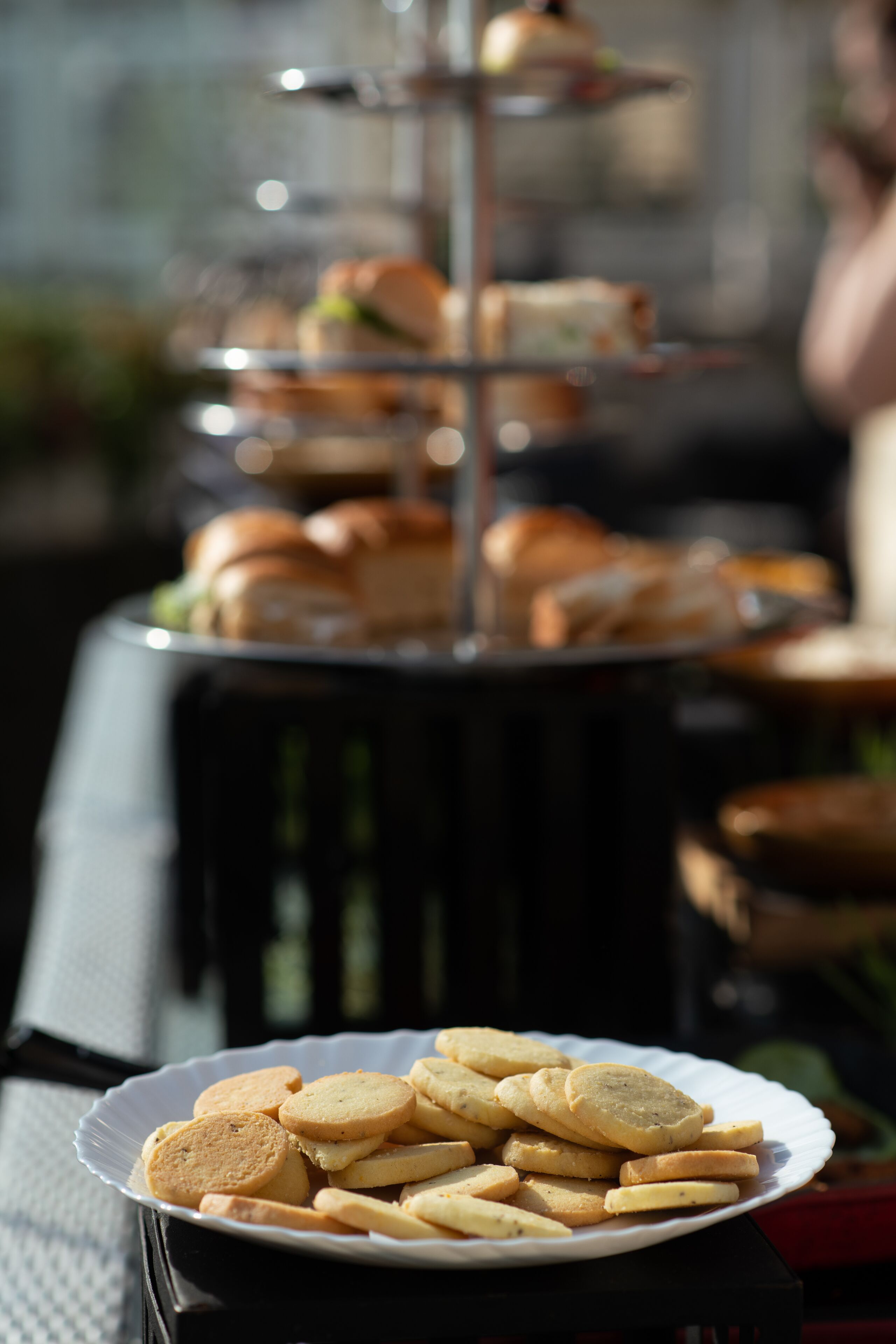 Une table de buffet proposant une variété de plats, dont une assiette de biscuits placée au premier plan.