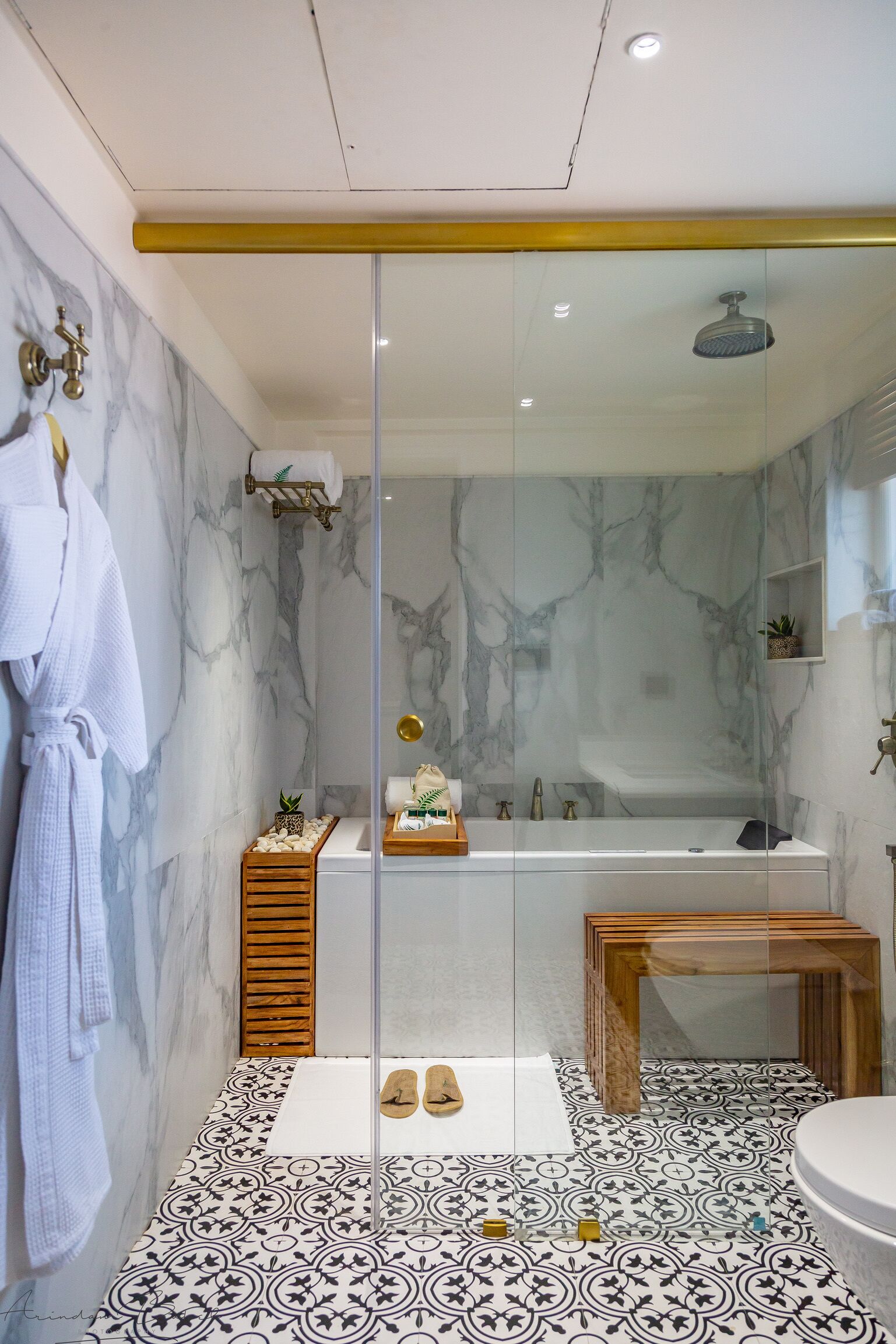 Un baño moderno con cabina de ducha de vidrio, bañera y lavamanos.