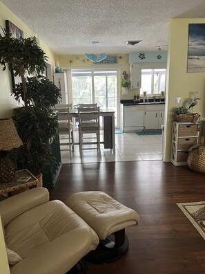 Smart-TV, DVD-spiller, bøker og PC-skjermer