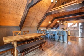 Dining - Captain's Quarters - Luxury Apartment in Hotel Near Beach, Jetted Tub, Fireplace, Pet Friendly (Ocean shores)