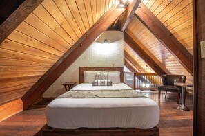 3 bedrooms, desk, iron/ironing board, WiFi - Captain's Quarters - Luxury Apartment in Hotel Near Beach, Jetted Tub, Fireplace, Pet Friendly (Ocean shores)