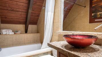 Tina con regadera, tina de hidromasaje, secadora de cabello, toallas