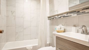 Combined shower/bathtub, hair dryer, towels