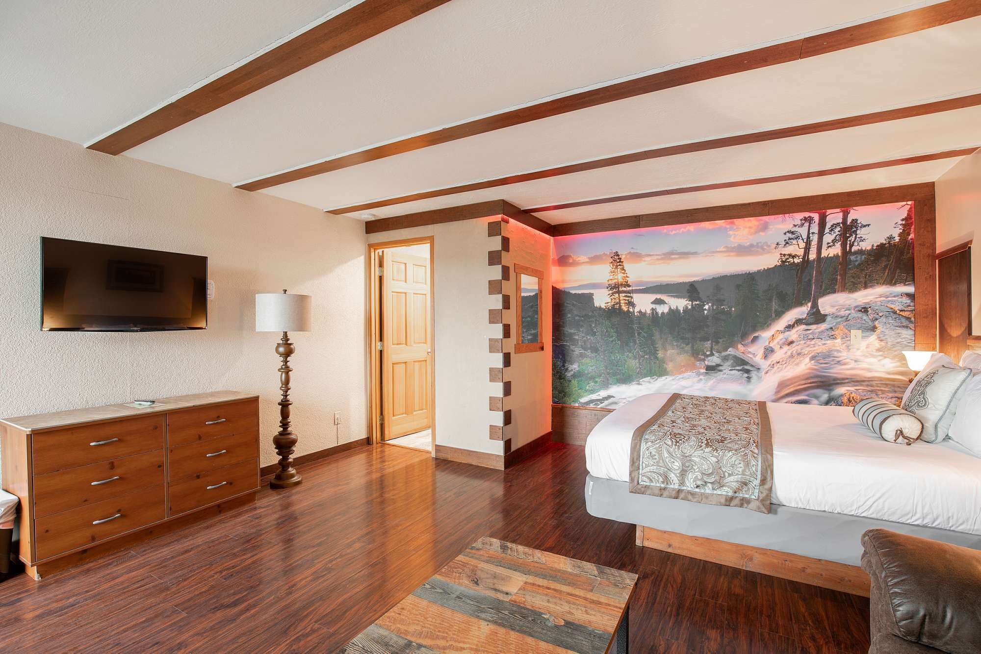 1 多间卧室、办公桌、遮光窗帘、熨斗/熨衣板