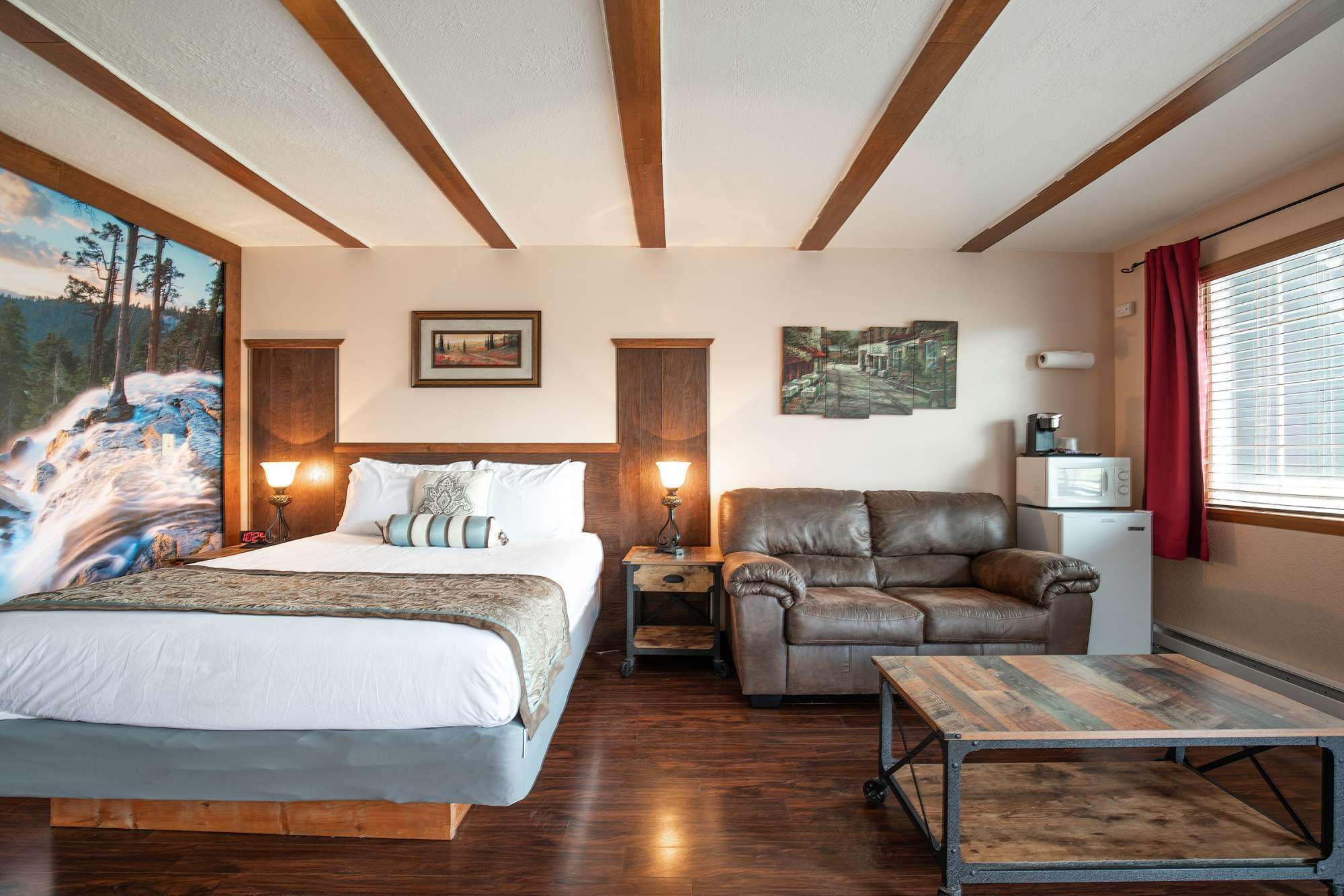 Sandpiper - Queen Studio Room at Wanderlust Inn, Pet Friendly