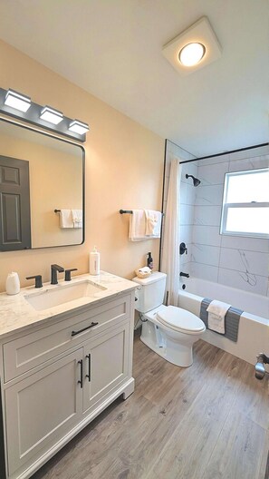 Combined shower/tub, hair dryer, towels