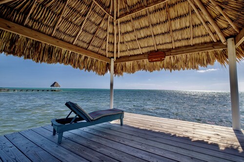 Beachfront. Close to Secret Beach. Kayaks. Bikes. Pool. Paddleboards. 4BDR