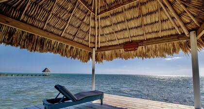 Beachfront. Close to Secret Beach. Kayaks. Bikes. Pool. Paddleboards. 4BDR