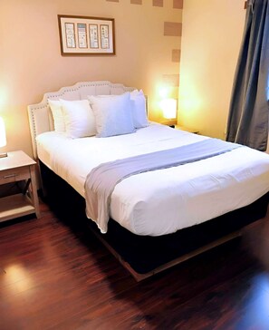 2 bedrooms, desk, iron/ironing board, WiFi - Tortuga - 1 Bedroom Suite with 3 Queen Beds at Wanderlust Inn, Pet Friendly (Ocean shores)