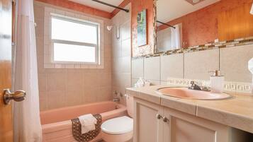 Tina con regadera, secadora de cabello, toallas