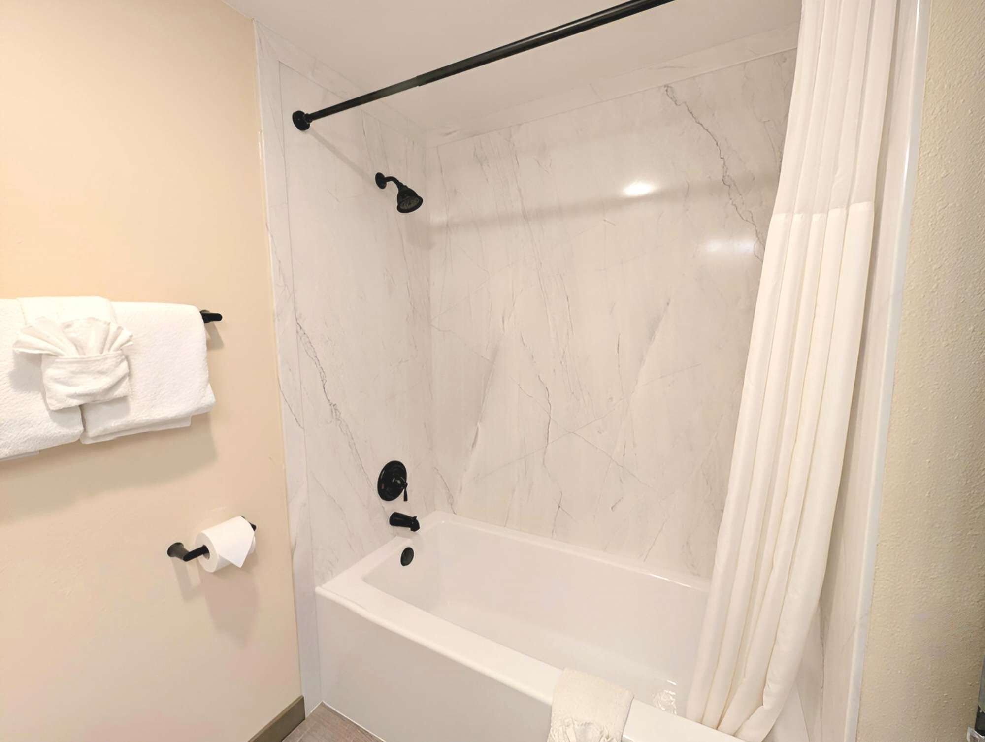 Ducha y bañera combinadas, secador de pelo y toallas