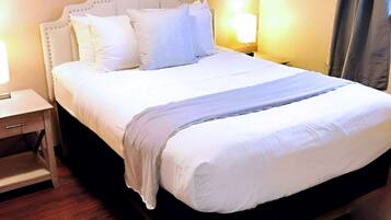 2 habitaciones, escritorio, tabla de planchar con plancha y wifi