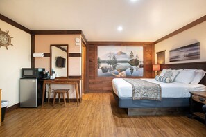 1 bedroom, desk, iron/ironing board, WiFi - Flip Flop - Queen Studio Room at Wanderlust Inn, Pet Friendly (Ocean Shores)