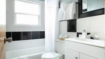 Combined shower/bathtub, hair dryer, towels